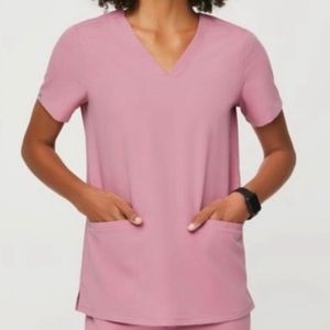 CHALK PINK 2 pocket FIGS scrub top size Large